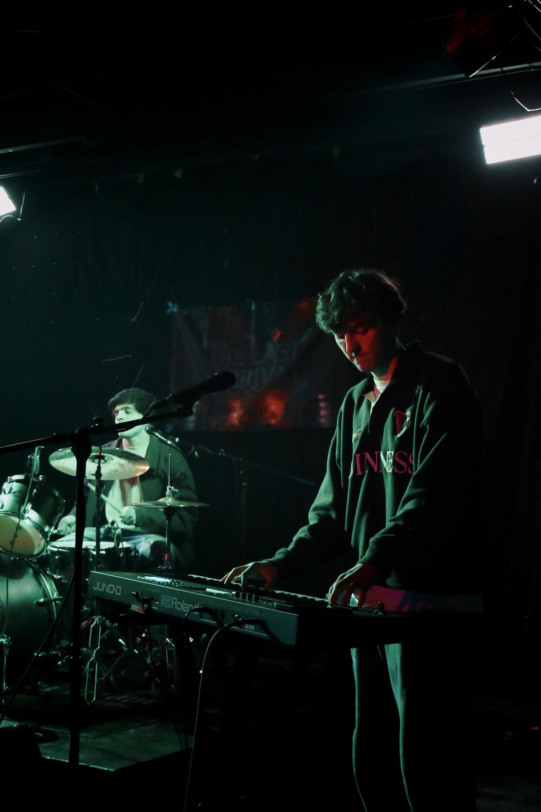 Keys player washed in green light